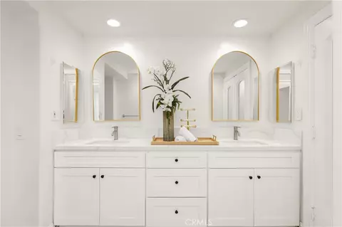 Bath - 31 Silver Cres, Irvine, CA 92603 photo 6 of 6
