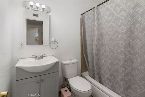 Bath - 8512 Verbena, Riverside, CA 92504 photo 1 of 2