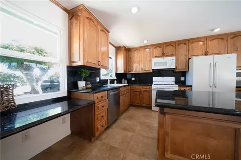 Kitchen - 14621 Davis St, Westminster, CA 92683 photo 4 of 7