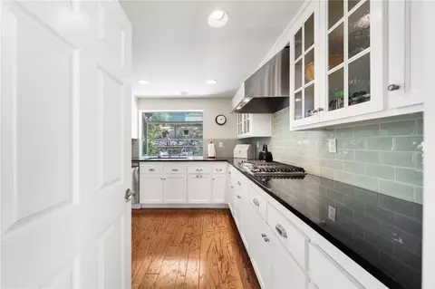 Kitchen - 44020 Sheldon Ct, Temecula, CA 92592 photo 2 of 5