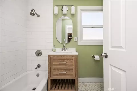 Bath - 2152 N Greenbrier Rd, Long Beach, CA 90815 photo 6 of 7