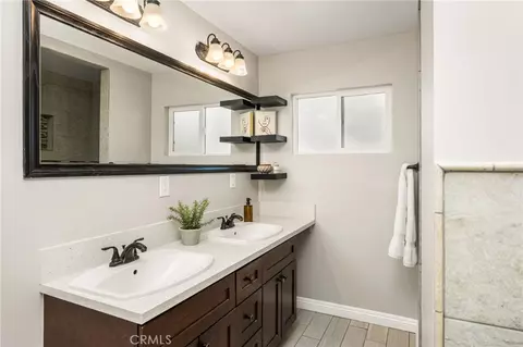 Bath - 2152 N Greenbrier Rd, Long Beach, CA 90815 photo 3 of 7