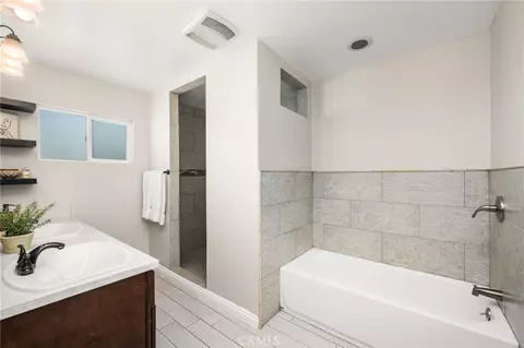 Bath - 2152 N Greenbrier Rd, Long Beach, CA 90815 photo 1 of 7