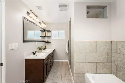 Bath - 2152 N Greenbrier Rd, Long Beach, CA 90815 photo 2 of 7