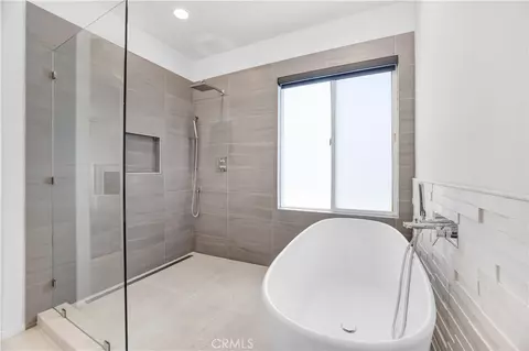 Bath - 2588 Thorman, Tustin, CA 92782 photo 4 of 7