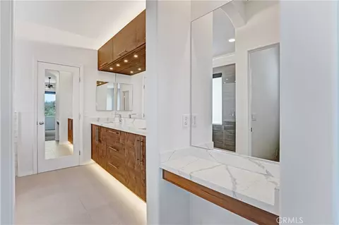 Bath - 2588 Thorman, Tustin, CA 92782 photo 1 of 7