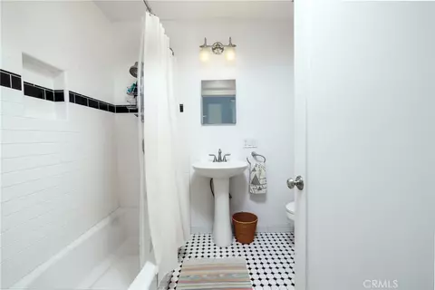 Bath - 387 Coronado, Long Beach, CA 90814 photo 2 of 3