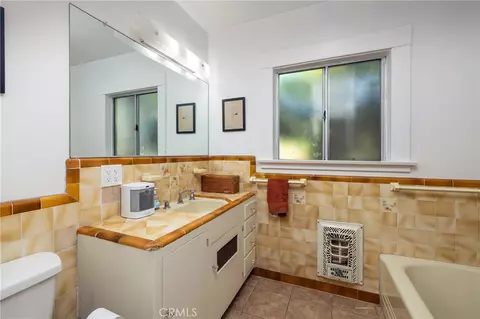 Bath - 387 Coronado, Long Beach, CA 90814 photo 1 of 3