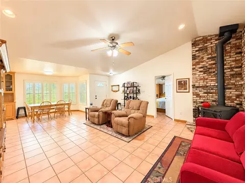 Living - 18220 Bowie, Tehachapi, CA 93561 photo 4 of 5