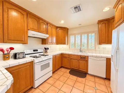 Kitchen - 18220 Bowie, Tehachapi, CA 93561 photo 1 of 3