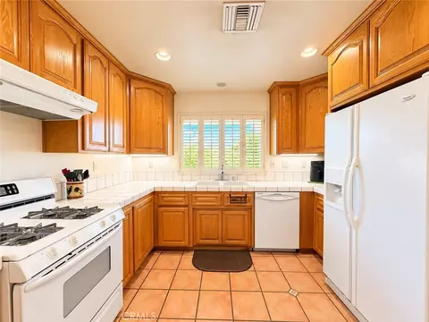 Kitchen - 18220 Bowie, Tehachapi, CA 93561 photo 2 of 3