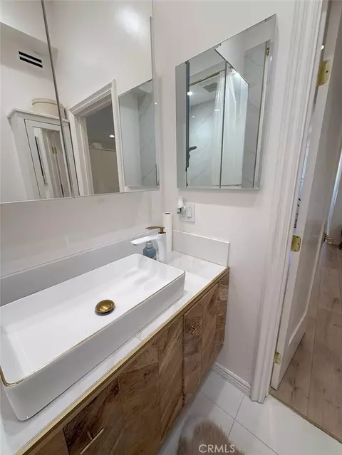Bath - 28491 Nicholas Cir, Saugus, CA 91350 photo 5 of 6