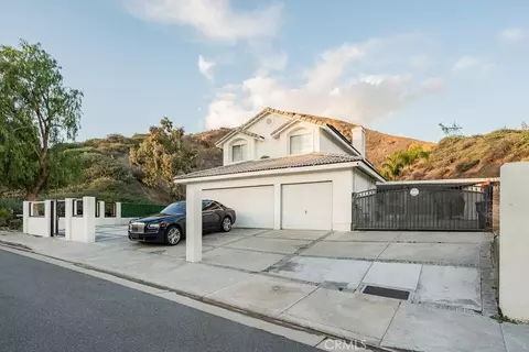 Exterior - 28491 Nicholas Cir, Saugus, CA 91350 photo 2 of 11