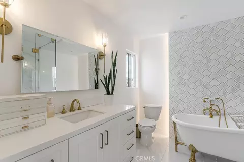Bath - 28491 Nicholas Cir, Saugus, CA 91350 photo 1 of 6