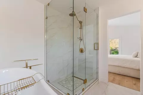 Bath - 28491 Nicholas Cir, Saugus, CA 91350 photo 2 of 6