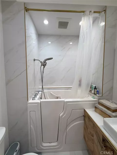 Bath - 28491 Nicholas Cir, Saugus, CA 91350 photo 6 of 6