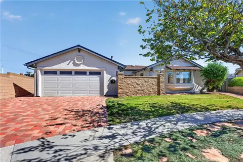 6121 Arrowhead Dr, Huntington Beach, CA 92647
