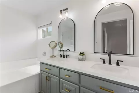 Bath - 11678 Sueno Ct, Fontana, CA 92337 photo 3 of 4