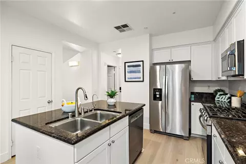 Kitchen - 23 Quartz Ln, Ladera Ranch, CA 92694 photo 2 of 3