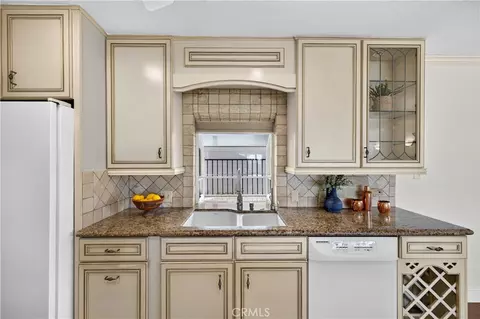 Kitchen - 145 Bennett Ave, Long Beach, CA 90803 photo 5 of 5