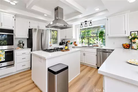 Kitchen - 2043 Vista Valle Verde Dr, Fallbrook, CA 92028 photo 2 of 3