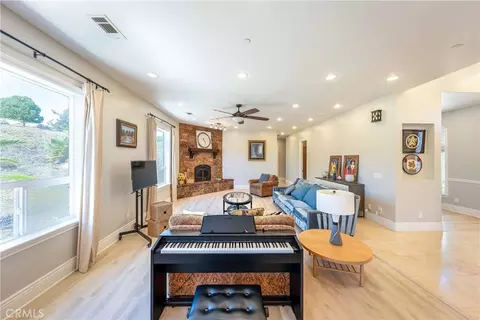 Living - 31418 Calle De Talar, Bonsall, CA 92003 photo 1 of 2