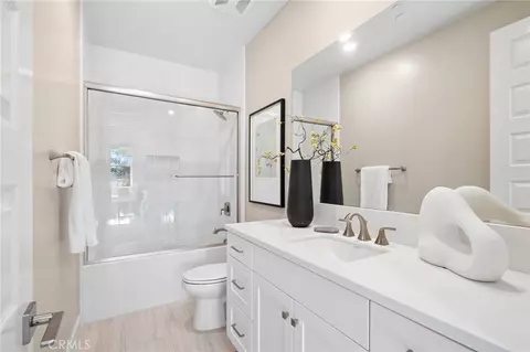 Bath - 107 Spiral, Irvine, CA 92618 photo 4 of 5