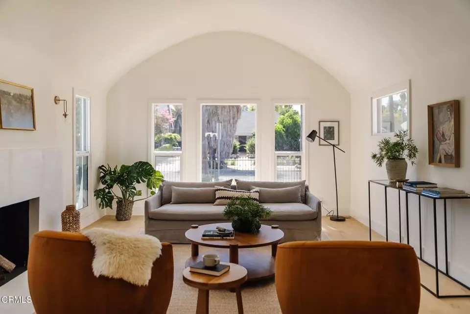 Living - 4822 6th Ave, Los Angeles, CA 90043 photo 1 of 1