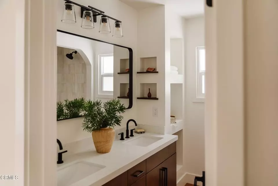 Bath - 4822 6th Ave, Los Angeles, CA 90043 photo 3 of 4
