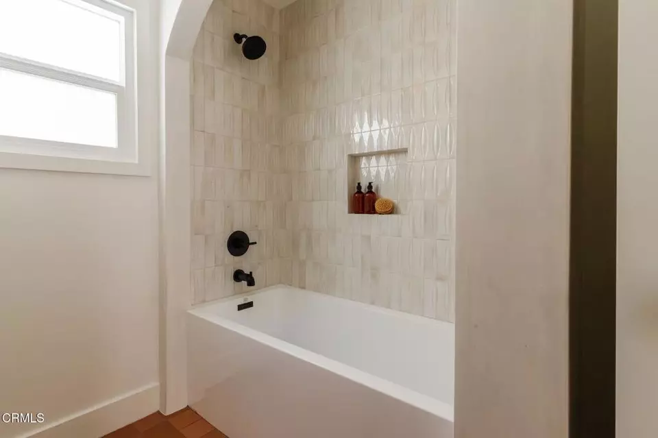 Bath - 4822 6th Ave, Los Angeles, CA 90043 photo 4 of 4