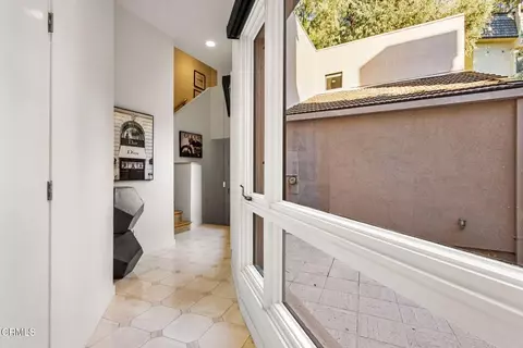 Entry Way - 1265 Chateau Rd, Pasadena, CA 91105 photo 7 of 8