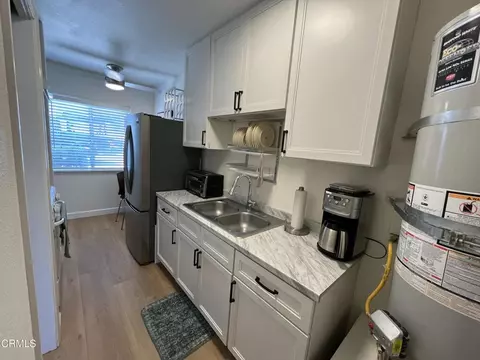 Kitchen - 1932 E Washington Blvd, Pasadena, CA 91104 photo 5 of 6