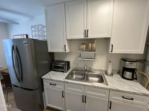 Kitchen - 1932 E Washington Blvd, Pasadena, CA 91104 photo 4 of 6