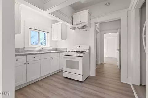 Entry Way - 421 N Euclid Ave, Pasadena, CA 91101 photo 3 of 5