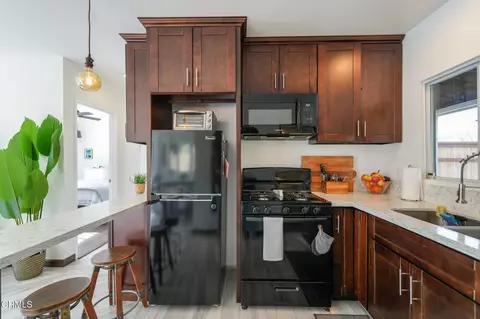 Kitchen - 7078 High Cliff Trl, Tujunga, CA 91042 photo 4 of 5