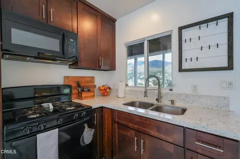 Kitchen - 7078 High Cliff Trl, Tujunga, CA 91042 photo 2 of 5