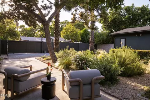 Exterior - 950 N Summit Ave, Pasadena, CA 91103 photo 3 of 5