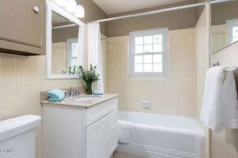 Bath - 1833 Morada Pl Pl, Altadena, CA 91001 photo 2 of 2