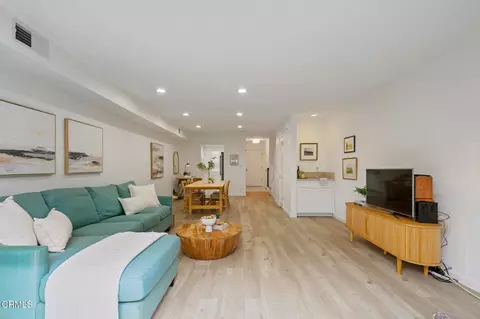Living - 544 E Magnolia #D, Burbank, CA 91501 photo 3 of 3