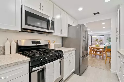 Kitchen - 544 E Magnolia #D, Burbank, CA 91501 photo 3 of 3