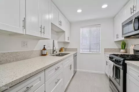 Kitchen - 544 E Magnolia #D, Burbank, CA 91501 photo 2 of 3