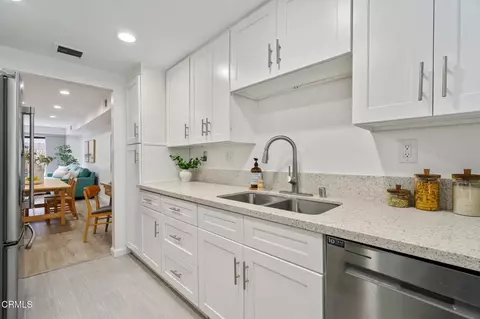 Kitchen - 544 E Magnolia #D, Burbank, CA 91501 photo 1 of 3