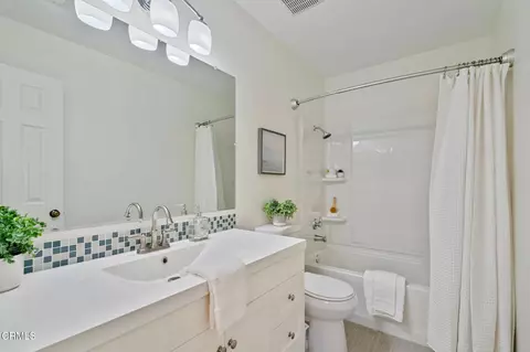 Bath - 544 E Magnolia #D, Burbank, CA 91501 photo 2 of 3