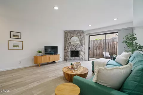 Living - 544 E Magnolia #D, Burbank, CA 91501 photo 2 of 3