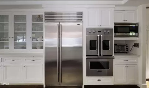 Kitchen - 1411 Edgehill Pl, Pasadena, CA 91103 photo 3 of 3