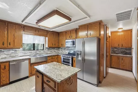 Kitchen - 963 Jungfrau Dr, Crestline, CA 92325 photo 1 of 4