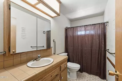 Bath - 963 Jungfrau Dr, Crestline, CA 92325 photo 3 of 3