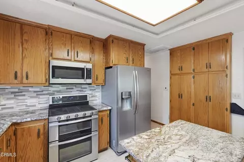 Kitchen - 963 Jungfrau Dr, Crestline, CA 92325 photo 4 of 4