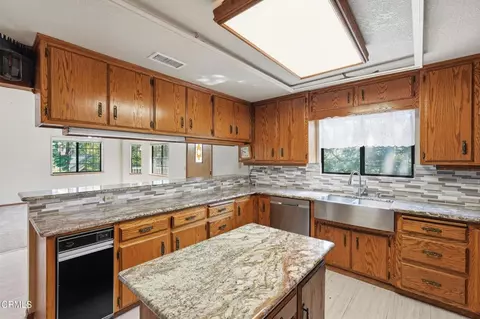 Kitchen - 963 Jungfrau Dr, Crestline, CA 92325 photo 3 of 4