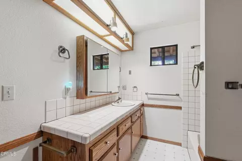 Bath - 963 Jungfrau Dr, Crestline, CA 92325 photo 2 of 3